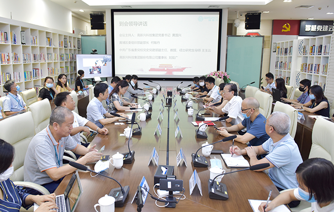 圖片7：在迎接建黨99周年主題學(xué)習(xí)會(huì)上，集團(tuán)董事長(zhǎng)面向全體黨員、中高層干部進(jìn)行主題授課.png